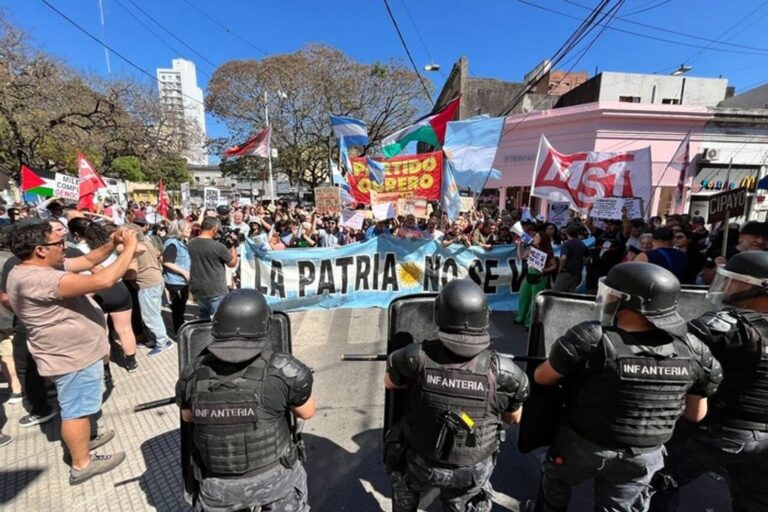 Tensión en Santa Fe: enfrentamiento entre opositores y militantes de La Libertad Avanza antes de la caminata de Milei