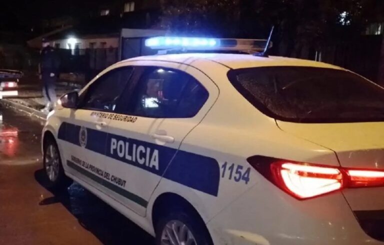 Grave episodio en Comodoro: balearon a dos jóvenes en una estación de servicio durante la madrugada
