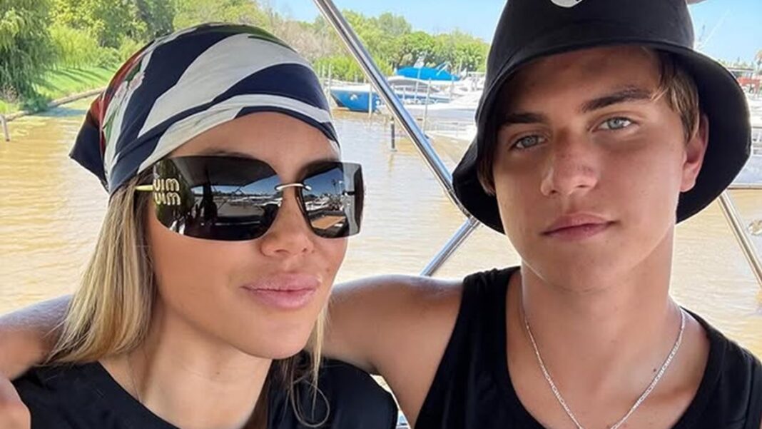 2295994-valentino-el-hijo-mayor-de-wanda-nara-debuto-como-modelo-y-brillo-en-su-primera-campa68fd7d757ba28