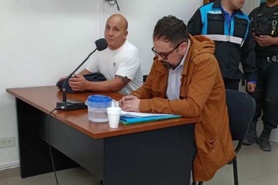 Ilustración de un símbolo de justicia o tribunales, representando el caso judicial en Puerto Madryn.