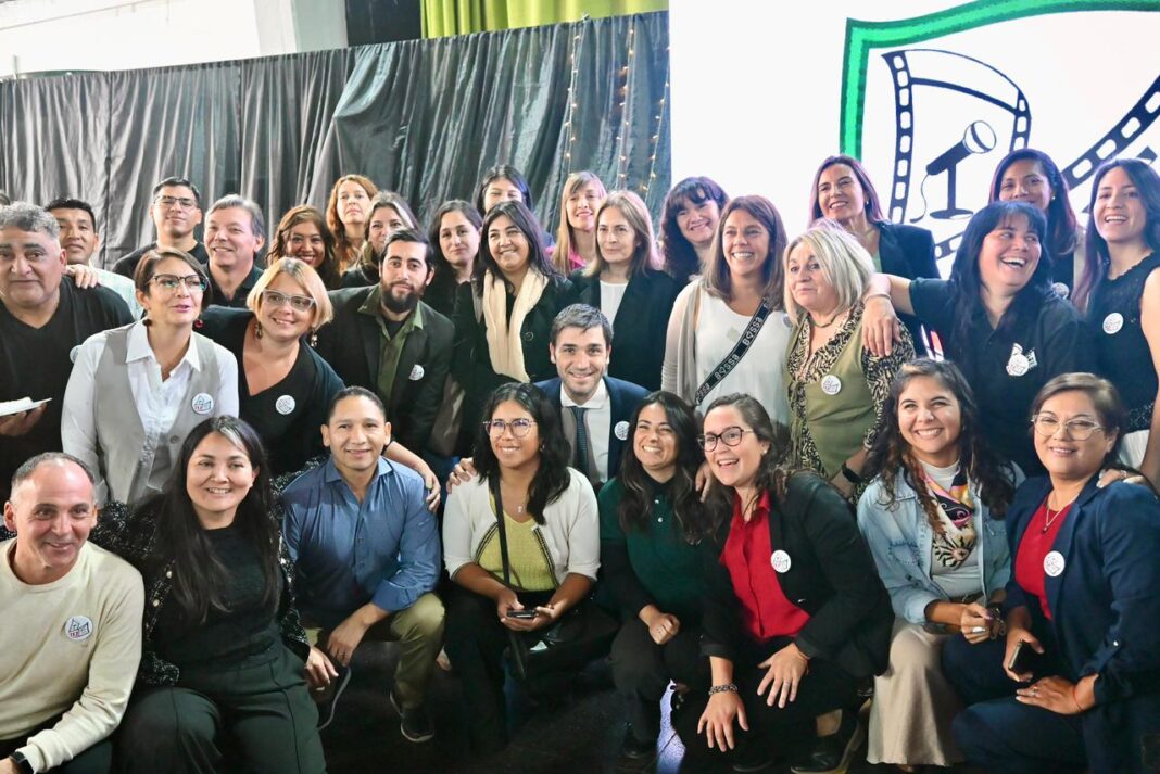 Gobernador Ignacio Torres en el acto del 50° aniversario de la Escuela 712 de Trelew, junto a autoridades y estudiantes.