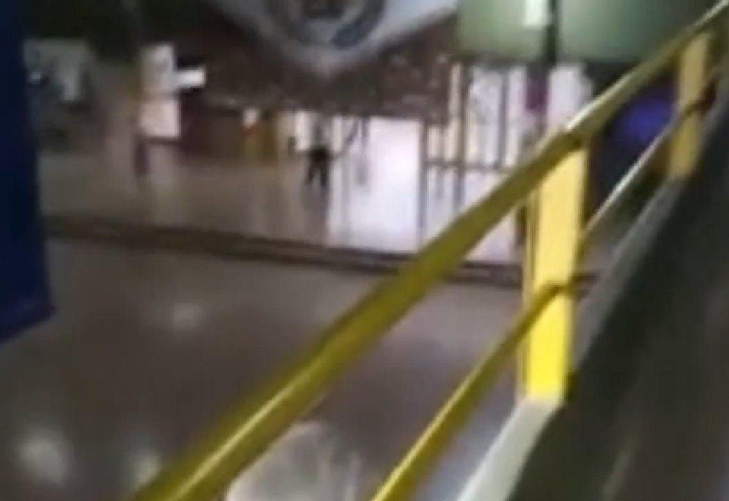 Imagen referencial de la fachada de una escuela o de personal de emergencias en las inmediaciones de un establecimiento educativo.