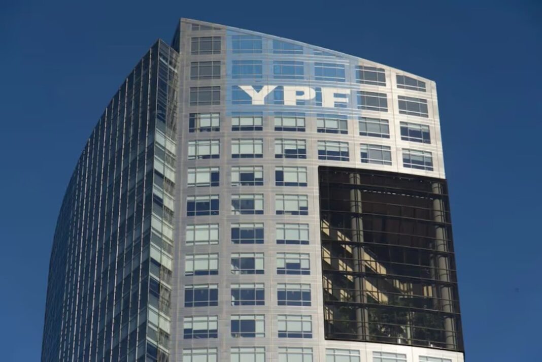 Edificio de tribunales de justicia con banderas de Argentina y Estados Unidos